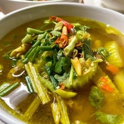 ไก่บ้านต้มขมิ้น