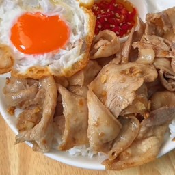 ข้าวสามชั้นสไลด์ผัดกระเทียม