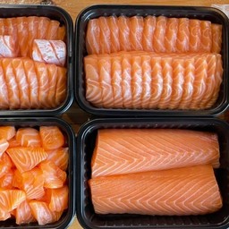 แซลมอนครึ่งตัวแบบที่ 3 พร้อมน้ำจิ้มและเครื่องเคียง