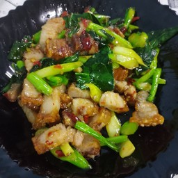 คะน้าหมูกรอบเป็นกับ