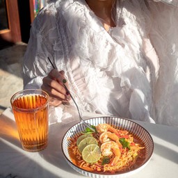 ยำมาม่า Spicy noodle salad