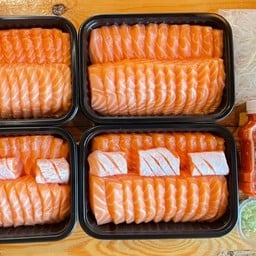 แซลมอนครึ่งตัวแบบที่ 1 พร้อมน้ำจิ้มและเครื่องเคียง