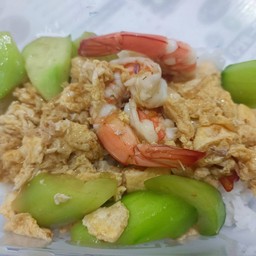 ข้าวหน้าแตงกวาผัดไข่กุ้งสด
