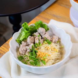 Egg noodle with pork (บะหมี่หมู)