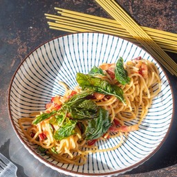 Spaghetti Basil and Bacon (สปาเก็ตตี้ผัดเบคอนกะเพรา)