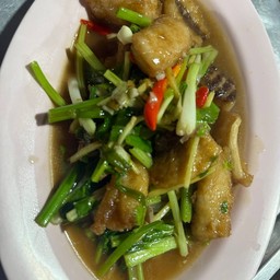 เนื้อปลากระพงผัดคื่นฉ่าย