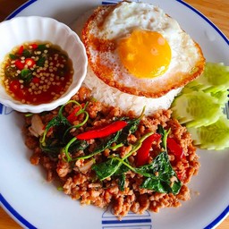 กระเพราหมูสับ (ฟรีไข่ดาว)