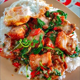 กระเพราหมูกรอบ  (ฟรีไข่ดาว)