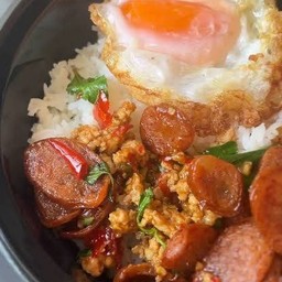 ผัดกะเพรากุนเชียง ราดข้าว