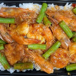 ผัดพริกแกงกุ้งราดข้าว