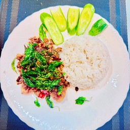 ข้าวกระเพราหมูสับไข่เยี่ยวม้า