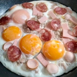 ไข่กระทะรวม (จัมโบ้) หมู,แฮม,กุนเชียง,ไส้กรอก