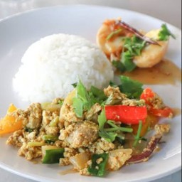 ผัดผงกะหรี่ราดข้าว