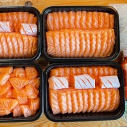 แซลมอนครึ่งตัวแบบที่ 2 พร้อมน้ำจิ้มและเครื่องเคียง