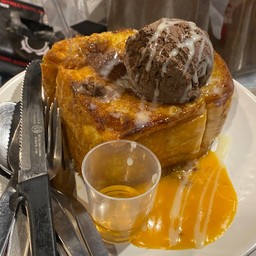 โทสต์คาราเมล+ไอศครีม วันนี้เป็นขนมปังยาวค่ะ