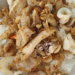 รวมมิตรทอดกระเทียมราดข้าว