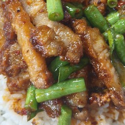 พริกแกงหมูสามชั้นราดข้าว