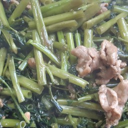 ผัดผักบุ้งใส่หมูหมัก