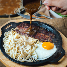 สเต็กเนื้อพริกไทยดำกระทะร้อน  Sizzling Steak with Black Pepper Sauce OL