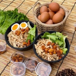 BLACK BOX หมี่คลุกไก่ฉีก สาขาศรีราชา