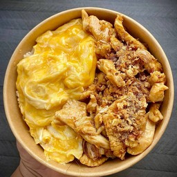 ข้าวไข่ข้น ไก่กระทียม