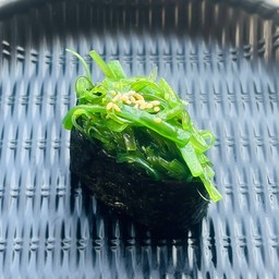 ข้าวปั้นยำสาหร่าย