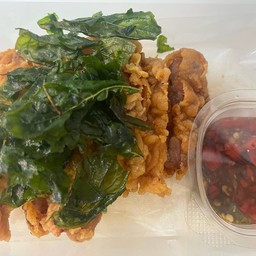 ข้าวไก่กรอบราดซอสกะเพรา