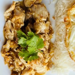 ข้าวกะเทียม ปลาบึก