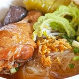 ก๋วยเตี๋ยว น่องไก่ตุ๋นมะระ