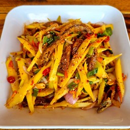 ยำมะม่วงปลากรอบ