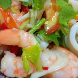 ยำทะเลกุ้งหมึก