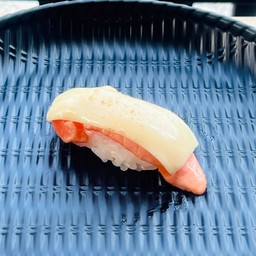 ข้าวปั้นแชลมอนย่างชีส