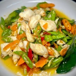 เนื้อปูก้อนผัดพริกเหลือง