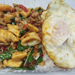 กระเพรารวมมิตร + ไข่ดาว (ปลาหมึกหมด)