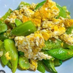 ผัดแตงกวาผัดไข่ราดข้าว(ไม่ใส่เนื้อสัตว์)