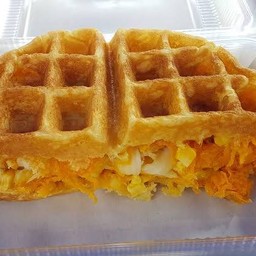 วาฟเฟิลนมสดซอสชาไทย+ข้าวโพด