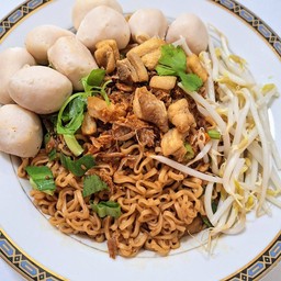 มาม่าคลุก มาม่าบิ๊กแพครสต้มยำกุ้งห่อใหญ่ ลูกชิ้นหมูเด้ง9ลูก โรยกากหมูเจียว (มีส่วนผสมกุ้งคนแพ้กุ้งทานไม่ได้ค่ะ)