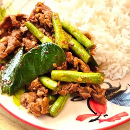 ผัดพริกแกงเนื้อสด ใบพายราดข้าว