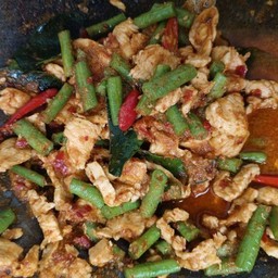 ผัดพริกแกงไก่ราดข้าว