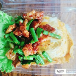 สามชั้นผัดพริกแกงราดข้าว