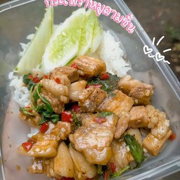 สามชั้นผัดกระเพราราดข้าว