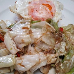 กะหล่ำผัดน้ำปลาไข่ดาว