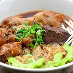 ก๋วยเตี๋ยวน่องไก่ตุ๋น