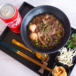 ก๋วยเตี๋ยวเรือเนื้อ น้ำ หรือ เเห้ง + น้ำอัดลม