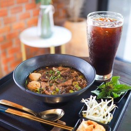 ก๋วยเตี๋ยวเรือหมู น้ำ หรือ เเห้ง + อเมริกาโน่ ร้อน หรือ เย็น