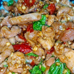 ข้าวกะเพราเครื่องในไก่