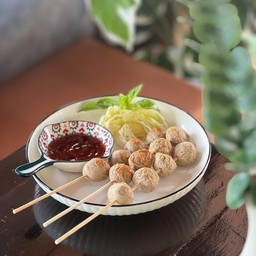 ลูกชิ้นหมูปิ้ง (Pork balls with sweet chili dip)