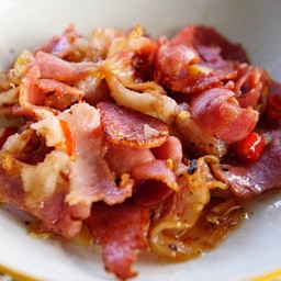 เบคอนผัดพริก