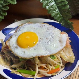 ยากิโซะบะ ไม่มีเนื้อสัตว์+ไข่ดาว  Yaki Saba No Meat+Fried eeg