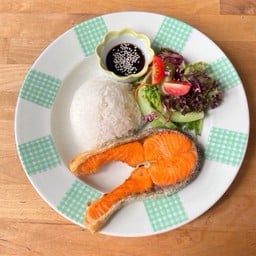 ข้าวยำแซลมอน Spicy Grilled Salmon And Spicy Salad With Rice